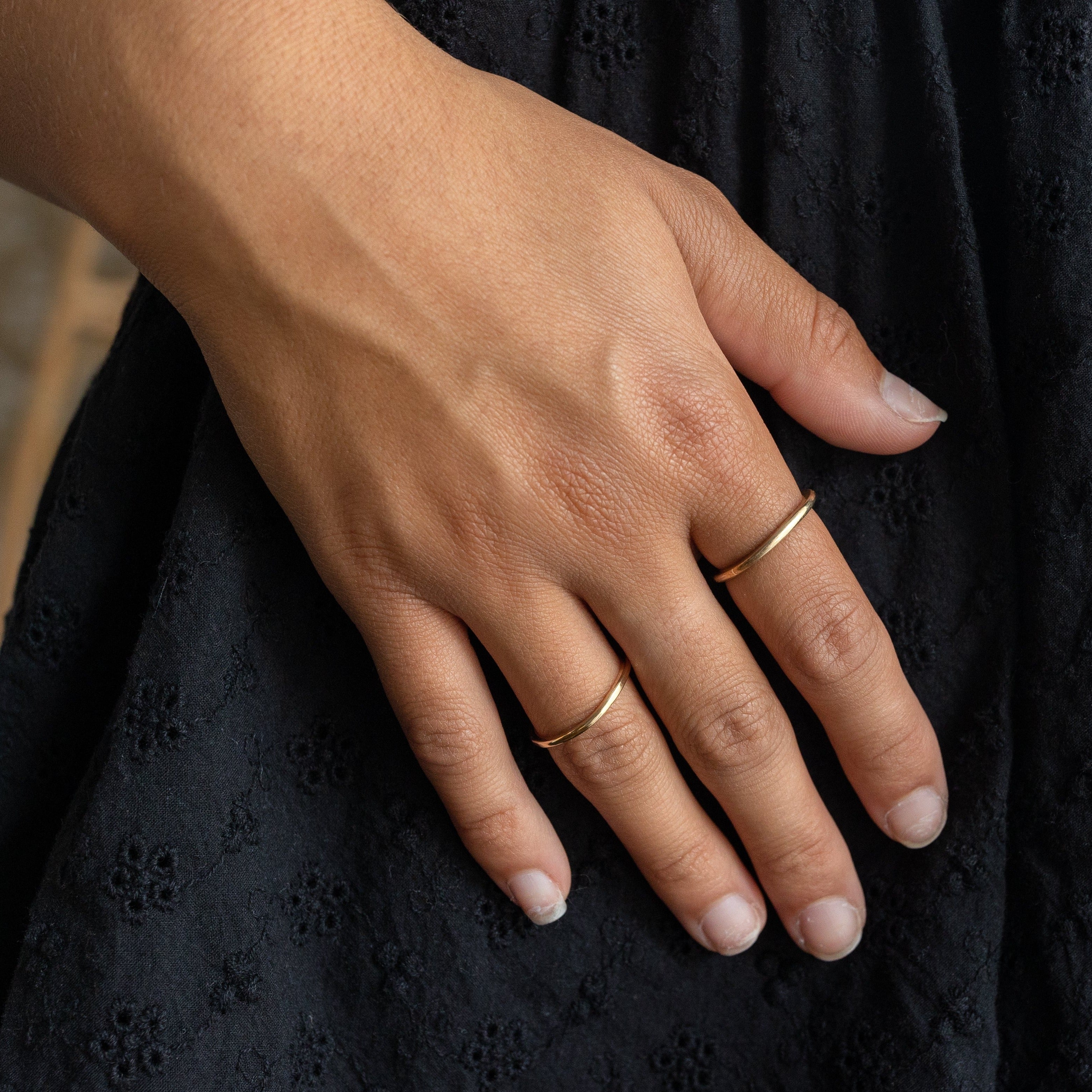 Simple solid store gold ring